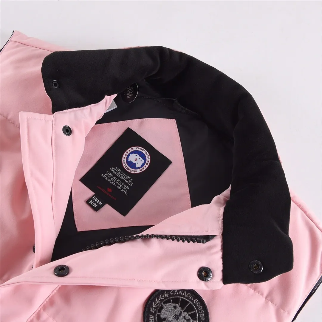 P320 Canada Goose Canada Goose #Freestyle Crew 4154M men's and women's vest down# ➖ Genuine synchronous anti-counterfeiting chip sensor! ➖ Imported Behringer embroidery machine to customize 10,000-needle embroidery logo! ➖ Imported 21-count polyester-cotton blended original fabric, using Feather-Light 10D waterproof coating fabric, made of 84.5% polyester fiber and 15.5% cotton, 100% the best feel in the entire network! ➖ The genuine official website uses the national standard 80 white duck down, and will never be misled by false claims such as 90 down or goose down! ➖ 100% nylon nylon lining with double double-layer sealing design to prevent velvet from running away. Top-grade polar fleece is used in the collar and pockets to keep warm and comfortable! ➖ Yoshida YKK provides original custom-made electroplated sliders. YKK two-way lockable zippers are tight and smooth and will not peel off paint! ➖ 3M composite original Velcro is durable, and all accessories and hardware are disassembled and customized!  SIZE: XS S M L XL XXL [Attached: Size chart]
